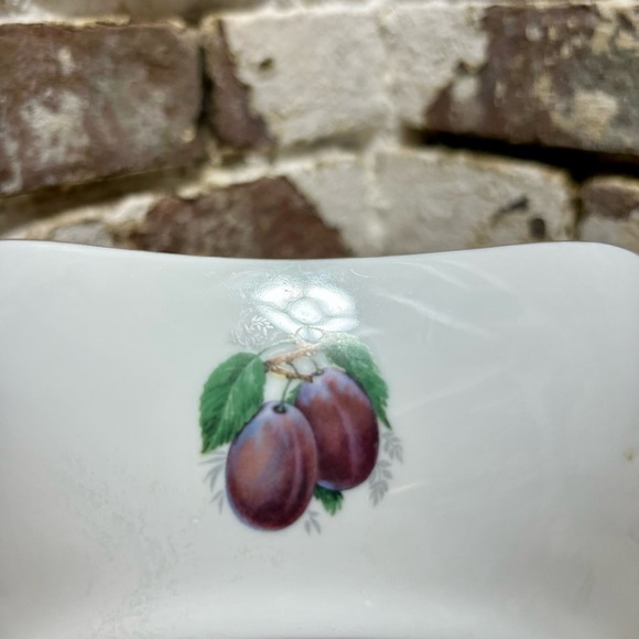 Vintage French Fruit Bowl by Chamart, Limogues France measures 7.5 x 7.5 x 2 in. - Picture 4 of 10
